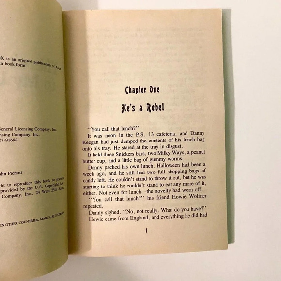 Vintage 1988 Theres a Batwing in My Lunchbox Ann Hodgman Avon Camelot Book - Picture 7 of 11